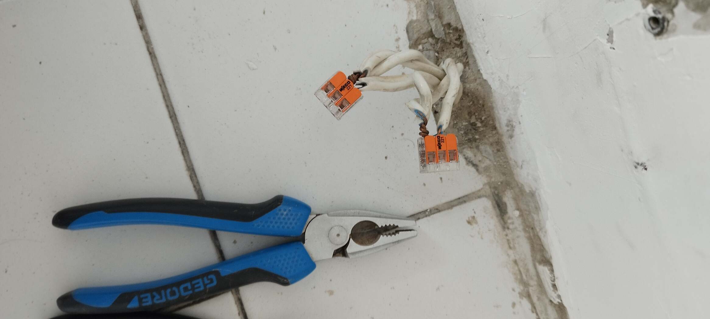 Прегорели проводници при некачествена електро връзка